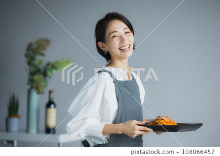 圍裙中間婦女 108066457