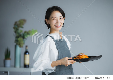 圍裙中間婦女 圍裙中間婦女 108066458