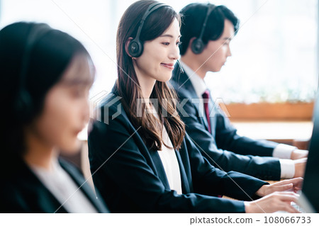 微笑的年輕女子在呼叫中心提供客戶支持 108066733