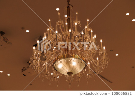 華麗的枝形吊燈教堂彩色玻璃新娘形象 108066881