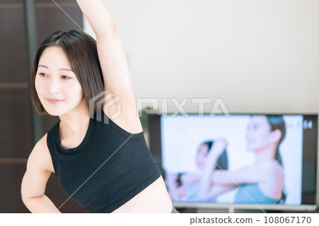 年輕女子在客廳上線上課程 年輕女子在客廳上線上課程 108067170