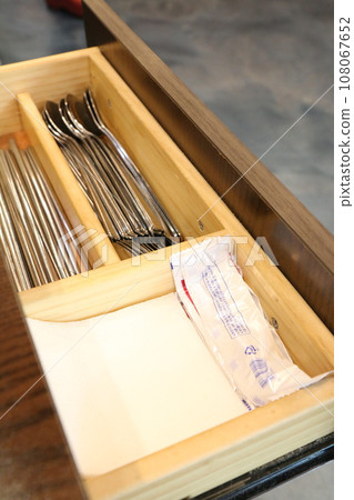 Drawers commonly found on restaurant tables (Korea) 108067652