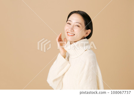 Autumn/winter beauty photos of middle-aged women 108067737