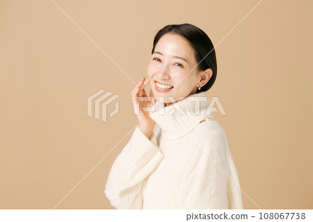 Autumn/winter beauty photos of middle-aged women 108067738