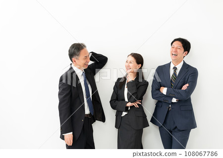 商務形象男人與女人的對話 108067786