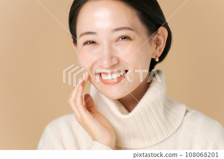 Autumn/winter beauty photos of middle-aged women 108068201