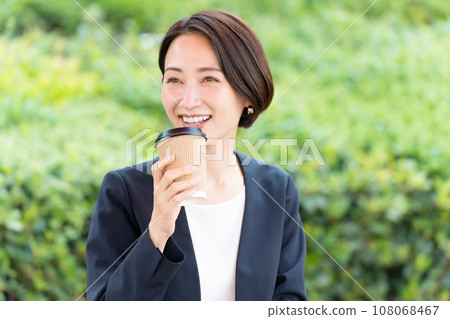 在露台上放鬆的女商人 在露台上放鬆的女商人 108068467