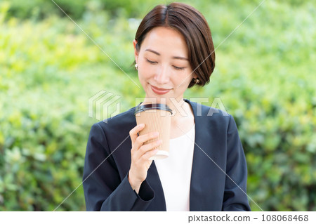 在露台上放鬆的女商人 在露台上放鬆的女商人 108068468
