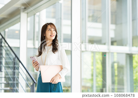 辦公室裡的年輕女商人 108068478