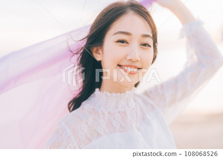 日落背景上的女人肖像 108068526