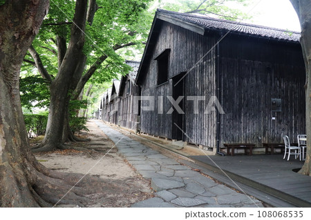 Summer mountain warehouse 108068535