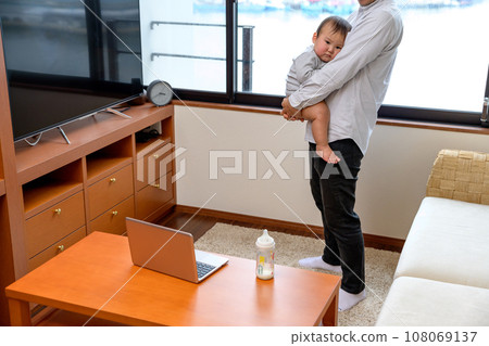 父親抱嬰兒、嬰兒、兒童、育嬰假、遠距工作、0 歲嬰兒 108069137