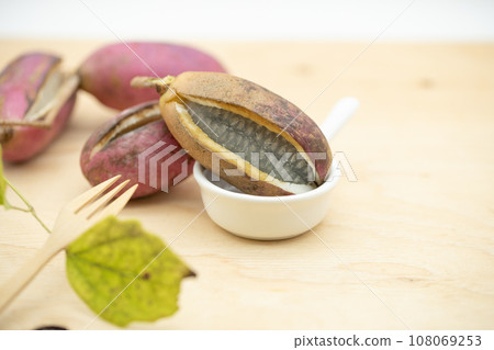 Akebia placed on a woodgrain background 108069253