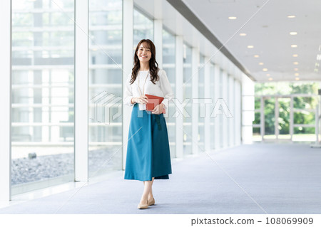 Business woman in the office Business woman in the office 108069909