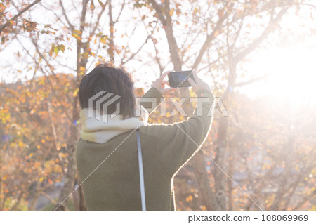 女人看著秋葉,拍照,不露面 女人看著秋葉,拍照,不露面 108069969