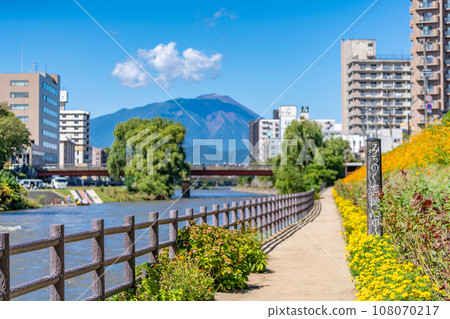 Kitakami River and Mt. Iwate seen from Kaiun Bridge, Kaiun Bridge flowerbed and promenade, the main entrance to Morioka 108070217