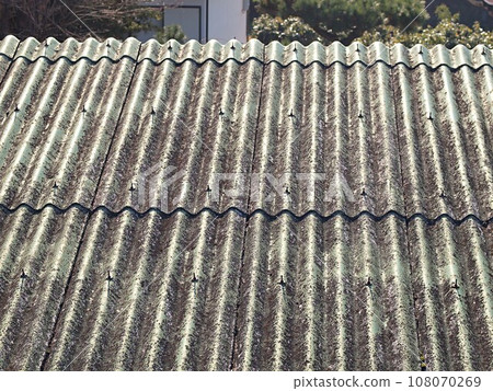 破舊的石板屋頂 破舊的石板屋頂 108070269