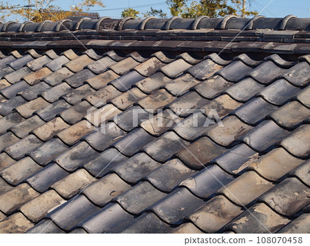 Tiled roof of old Japanese house 108070458