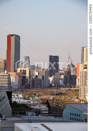 [Vertical composition] Photographed in the direction of Takanawa from Shinagawa, Tokyo 108070464