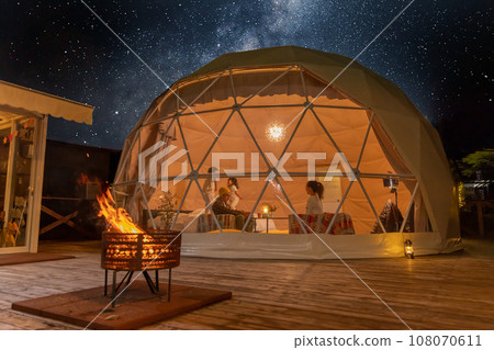 享受豪華露營的家庭 享受豪華露營的家庭 108070611