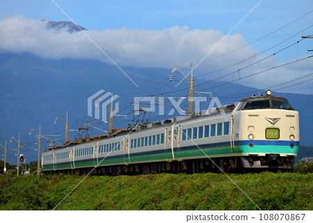 以鳥海山為背景行駛的 485 系列特急稻保號 6 輛 以鳥海山為背景行駛的 485 系列特急稻保號 6 輛 108070867
