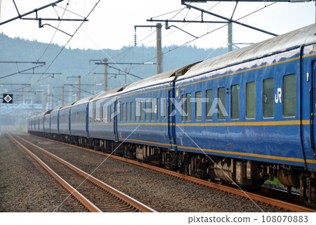 津輕海峽線上運行的藍色列車北斗星 108070883