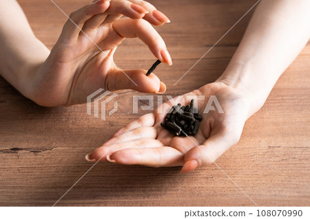 手拿著hihatsu 108070990