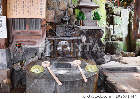 Setsusha of Shinagawa Shrine, Ana Inari Shrine Shimosha, Ichigomanbai no Sacred Water (Kita-Shinagawa, Shinagawa-ku, Tokyo) Setsusha of Shinagawa Shrine, Ana Inari Shrine Shimosha, Ichigomanbai no Sacred Water (Kita-Shinagawa, Shinagawa-ku, Tokyo) 108071444