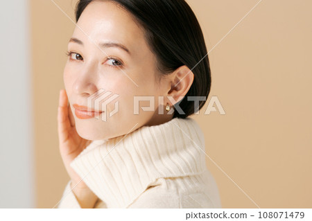 Autumn/winter beauty photos of middle-aged women 108071479