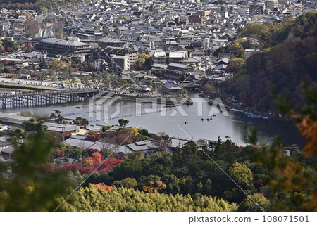 Autumn leaves seen from the summit of Mt. Ogura, Sagano Arashiyama 108071501
