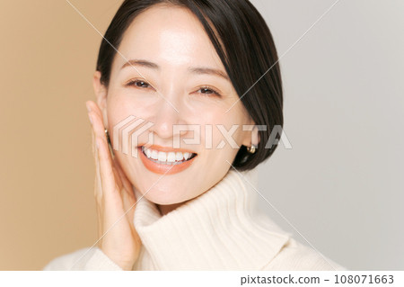 Autumn/winter beauty photos of middle-aged women 108071663