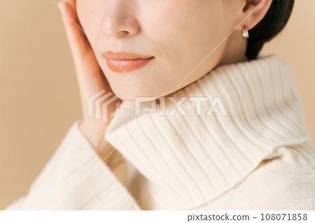 一個女人把手放在臉頰上的特寫 一個女人把手放在臉頰上的特寫 108071858