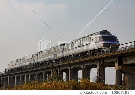 JR函館本線(藤城線週邊)穿過藤城高架橋的水晶特快Tomamu&Sahoro JR函館本線(藤城線週邊)穿過藤城高架橋的水晶特快Tomamu&Sahoro 108071954