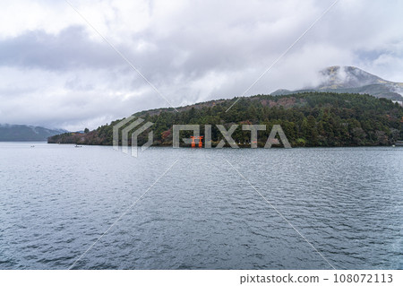 [Kanagawa Prefecture] Hakone Shrine in the morning seen from Lake Ashi 108072113