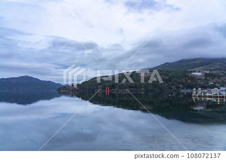 [Kanagawa Prefecture] Hakone Shrine seen from Lake Ashi in the early morning 108072137