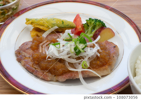 將豬肉煎至盤中 將豬肉煎至盤中 108073056