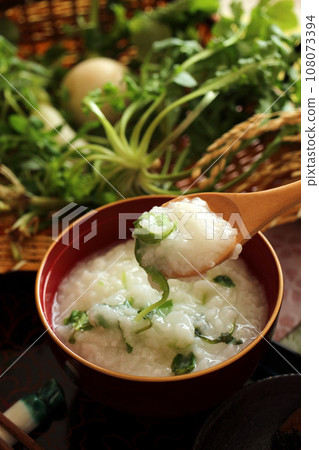Nanakusa porridge and wooden spoon (3) 108073394