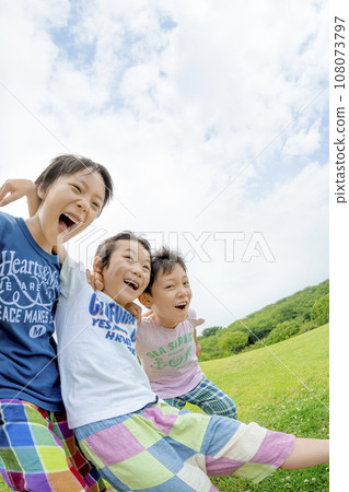 小學生在公園的草地上玩耍 108073797