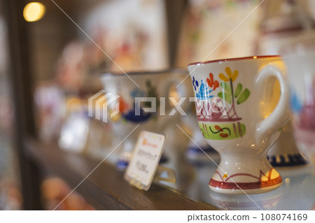 販售色彩繽紛的西班牙製造馬克杯 108074169