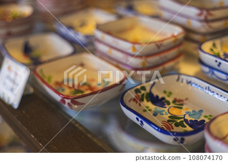 販售色彩繽紛的西班牙餐具 108074170