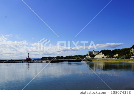 Walking by the seaside 108074358