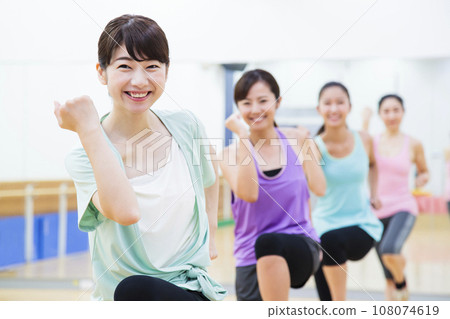 Young woman doing aerobics in the gym 108074619