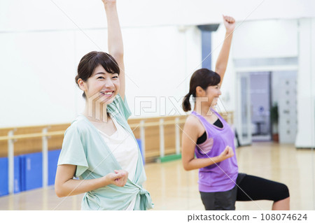在健身房當健身操的年輕女子 108074624