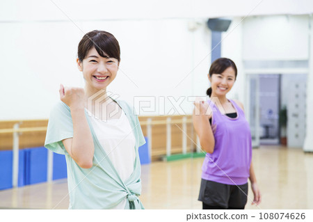 在健身房當健身操的年輕女子 108074626