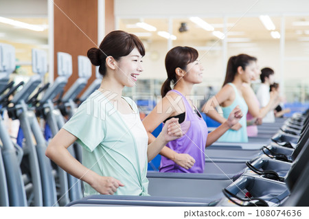 年輕女子在體育健身房跑步 108074636