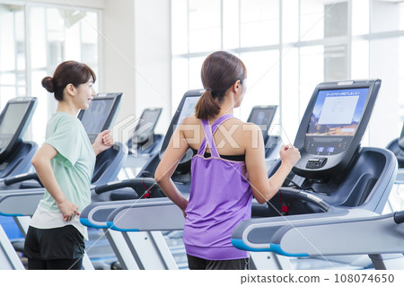 年輕女子在體育健身房跑步 108074650