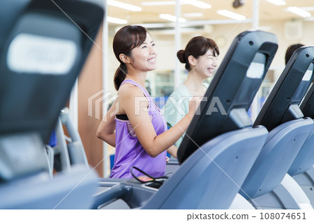 年輕女子在體育健身房跑步 108074651