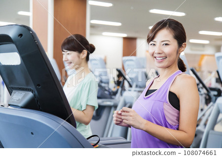 年輕女子在體育健身房跑步 108074661