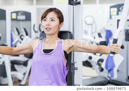 Young woman training in the gym 108074673