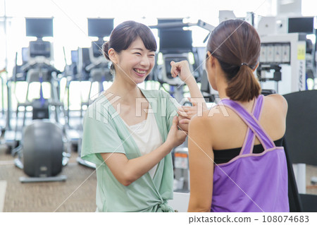 在健身房訓練的年輕女子 108074683